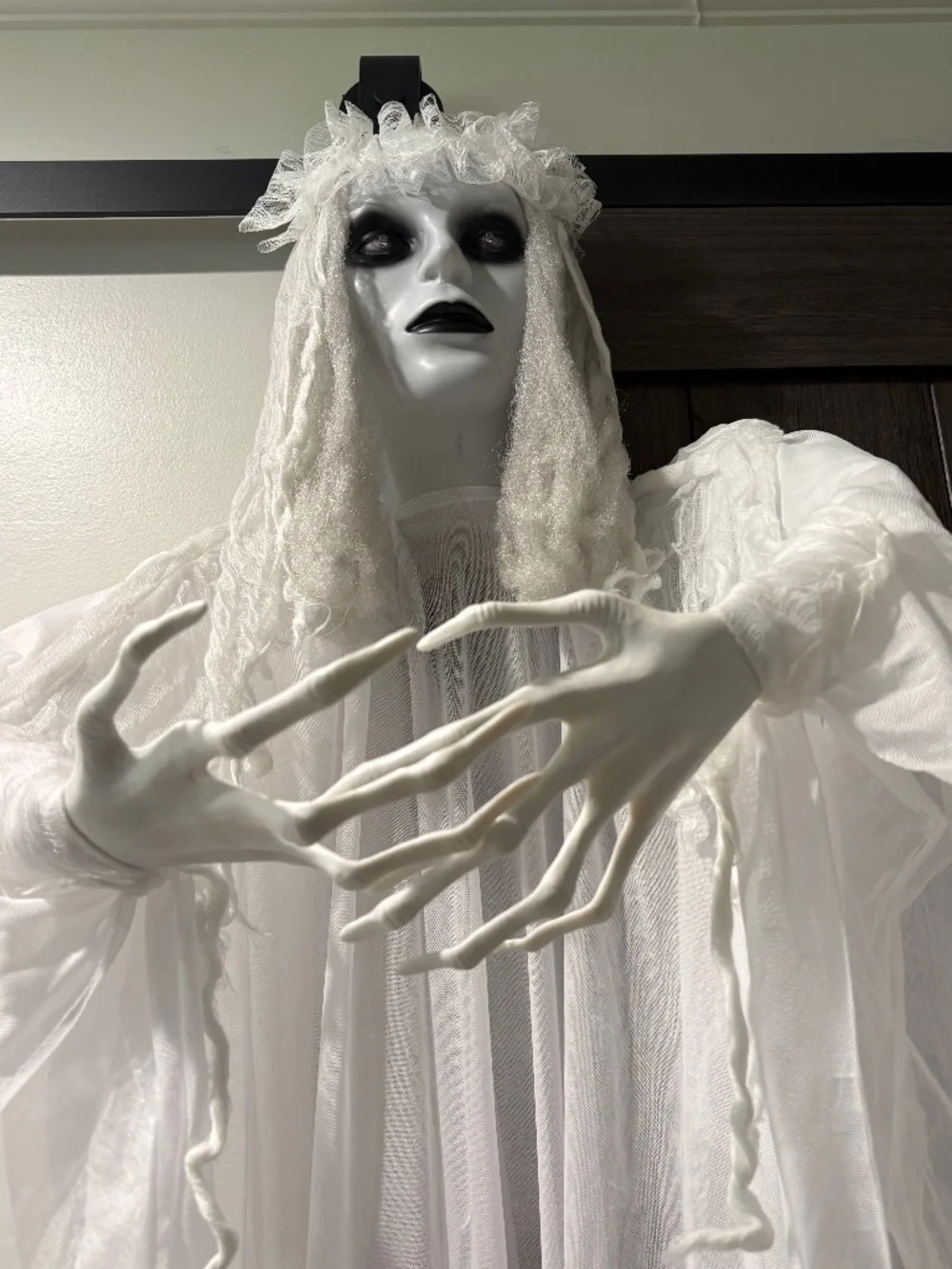 Light Up / Talking Spooky Ghost Bride